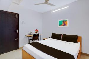 Giường trong phòng chung tại Super Hotel O Valasaravakkam Near Chandra Metro Mall