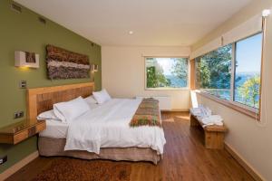 Cama ou camas em um quarto em Hotel Cabaña Del Lago Puerto Varas