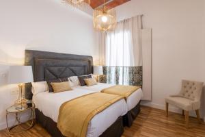 เตียงในห้องที่ BiBo Suites Oro del Darro