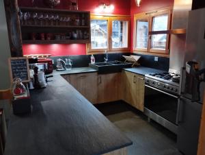 Una cocina o cocineta en MORZINE GUEST CHALET HYPERCENTRE Hot tub & Sauna