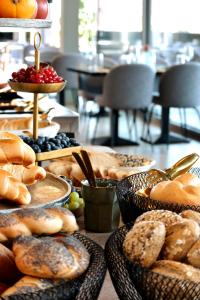 einen Tisch mit Körben mit Brot und Gebäck in der Unterkunft sgrafit hotel - Self Check-In in Retz