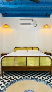 una camera con un letto e un soffitto blu di Liv Inn Iyra - Boutique Stay a Varkala