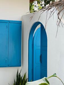 una porta blu sul lato di un edificio di Liv Inn Iyra - Boutique Stay a Varkala