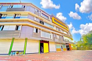 un grand bâtiment avec des tons jaune et blanc dans l'établissement Super Collection O Kalpetta Wayanad, à Kalpatta