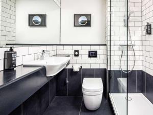 A bathroom at ibis Wakefield East-Castleford