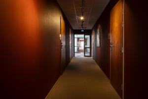 an empty hallway with wooden walls and a hallway with doors at Strandnäs Hotell in Mariehamn