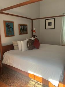 1 dormitorio con 1 cama blanca grande con almohadas en Villa Barranco by Ananay Hotels, en Lima