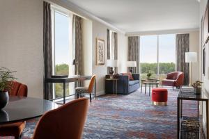 een woonkamer met een bank en een tafel en stoelen bij Gaylord National Resort & Convention Center in National Harbor