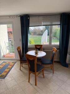 uma sala de jantar com uma mesa e cadeiras e uma janela em Haus am Strand em Scharbeutz