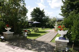 Een tuin van London Croydon Aerodrome Hotel, BW Signature Collection