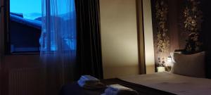 una camera d'albergo con letto e finestra di Hotel Svanseti a Mestia