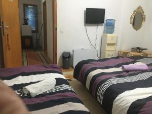 Zimmer mit 2 Betten und TV in der Unterkunft Rooms Struga in Struga