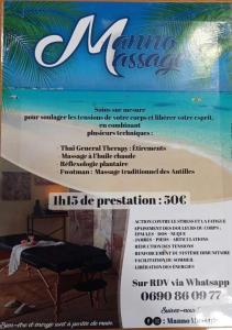 una señal para una sala de masajes con una tabla de surf en Agréable appartement à 2 pas des plages, en Le Gosier