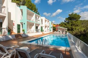 A piscina localizada em Apartamentos alta galdana playa ou nos arredores