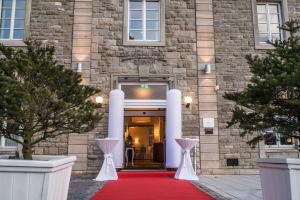 alfombra roja frente a un edificio en Berghotel Eisenach, en Eisenach