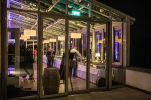 una sala de cata de vinos con un barril dentro en Berghotel Eisenach, en Eisenach