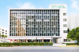 un immeuble de bureaux avec un panneau en haut dans l'établissement Hotel Continental Miami Beach, Tapestry Collection by Hilton, à Miami Beach