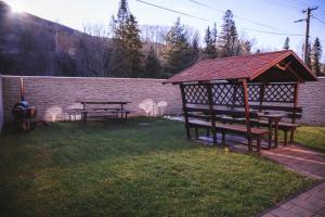 zwei Bänke und ein Pavillon im Hof in der Unterkunft Vilka Stefi in Ždiar