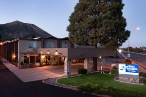 een gebouw met een hert ervoor bij Best Western Pony Soldier Inn & Suites in Flagstaff