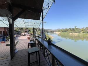 - Vistas al río desde la terraza de un restaurante en Funny Riverside Backpackers, en Luang Prabang