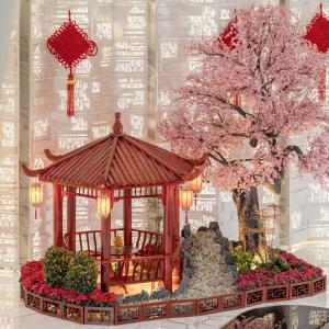 un gazebo con albero e fiori di Four Seasons Hotel Guangzhou a Canton