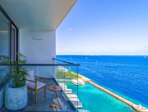 einen Balkon mit Blick auf das Wasser in der Unterkunft Barceló Nasandhura Male in Male City