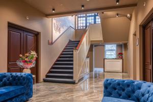 - un hall avec un escalier et un canapé bleu dans l'établissement B&B Parkzicht, à Fauquemont