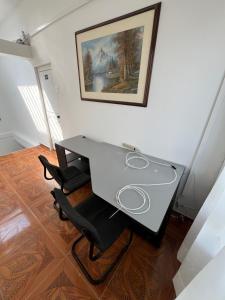 a desk in a room with a picture on the wall at Céntrico Aparta-estudio in Pereira