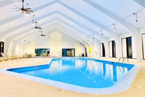 una grande piscina in un edificio con soffitto di Days Inn by Wyndham Rutland/Killington Area a Rutland