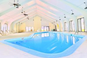 una grande piscina in una grande stanza con finestre di Days Inn by Wyndham Rutland/Killington Area a Rutland