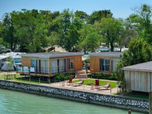 una casa en un muelle sobre el agua en Camping Village Capalonga, en Bibione