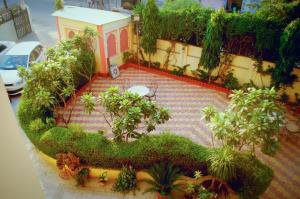 una vista aérea de un jardín con plantas y árboles en Hotel H R Palace, en Jaipur