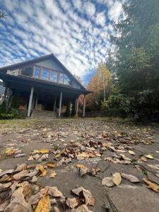 ein Haus mit einem Haufen Blätter davor in der Unterkunft Yellow House in Pilipets