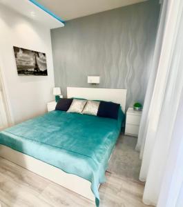 Un pat sau paturi într-o cameră la Downtown Dream Apartmans