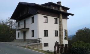 un gran edificio blanco con techo al lado de una carretera en La Via del Sole, en Susa