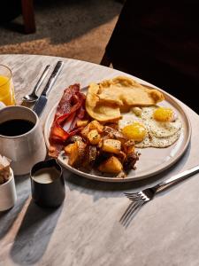 Makanan di atau di tempat lain dekat hotel