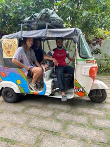 un gruppo di persone sedute in una golf cart di Dove cottage a Cherai Beach