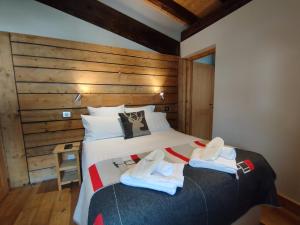 Un dormitorio con una cama con dos pares de zapatos. en MORZINE GUEST CHALET HYPERCENTRE Hot tub & Sauna, en Morzine