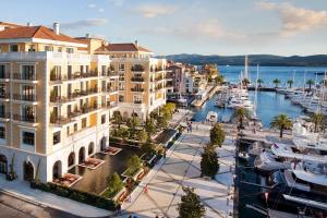 Regent Porto Montenegro في تيفات: اطلالة على ميناء به قوارب في المارينا