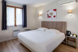 Un pat sau paturi într-o cameră la Sure Hotel by Best Western Saintes