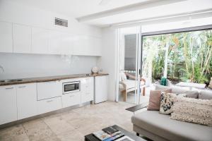 Kitchen o kitchenette sa Noosa Blue Resort