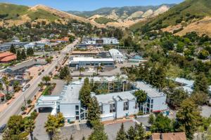 サンルイス・オビスポにあるQuality Suites Downtown San Luis Obispoの山を背景とした町の空中風景