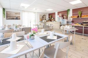 Un restaurante u otro lugar para comer en Comfort Aparthotel Cannes Mandelieu