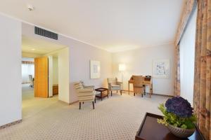 a living room with chairs and a table at The Q Quadro City Hotel in Karlsruhe