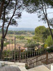 una vista desde el balcón de una casa en Le Mas des Roches à Velaux, en Velaux