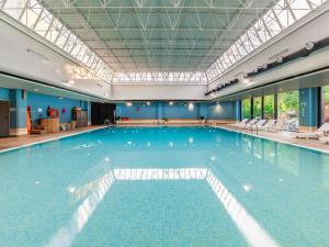 - une grande piscine dans un bâtiment dans l'établissement Novotel Gdańsk Marina, à Gdańsk