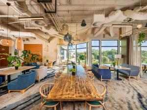 une salle de conférence avec une table et des chaises en bois dans l'établissement Novotel Gdańsk Marina, à Gdańsk