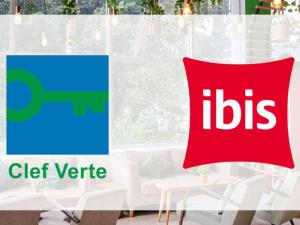 un oreiller rouge avec le logo ibis placé à côté d'une fenêtre dans l'établissement Ibis Saint-Genis-Pouilly Genève, à Saint-Genis-Pouilly