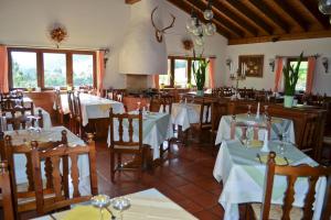 - un restaurant avec des tables et des chaises dans une salle dans l'établissement Hotel Restaurant Walserhof, à Medels im Rheinwald