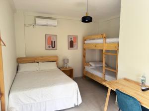 um quarto com 2 beliches e uma secretária em Hotel Rimani em San Salvador